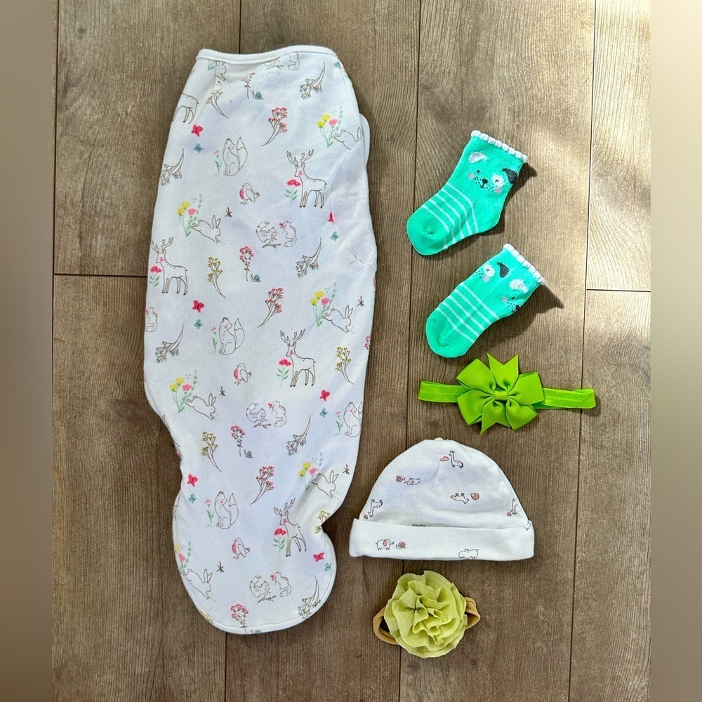 Baby girl accessory lot
Headbands, hat, swaddle and socks
